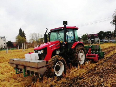 我国研制出无人驾驶联合耕播作业机