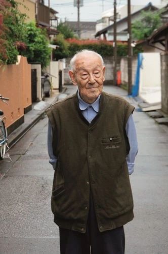 ▲2015年6月，小林宽澄在自家巷口。徐静波 摄