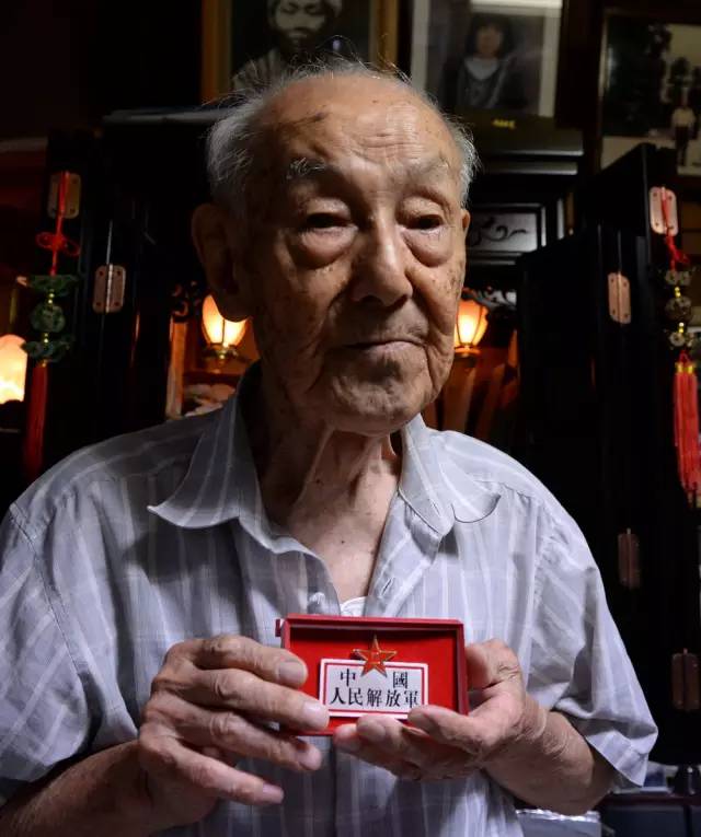 ▲小林宽澄展示中国人民解放军纪念勋章