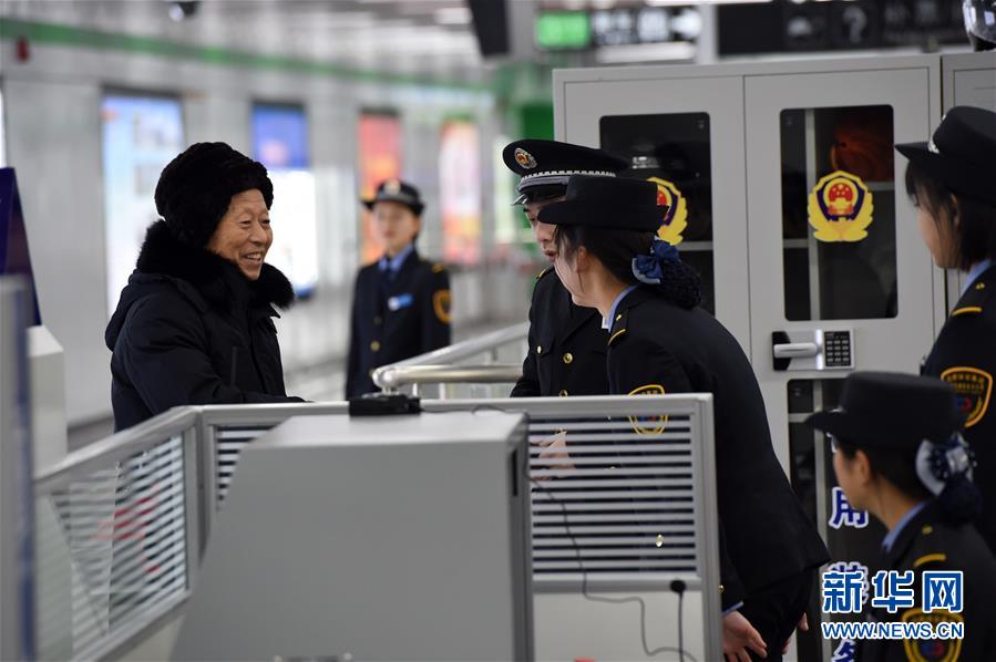 （社会）（1）合肥：轨道交通三号线开通在即 市民参与免费试乘体验