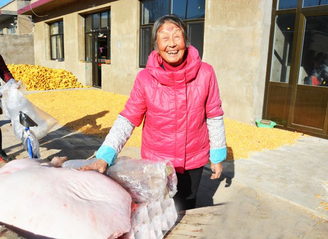 面对一年丰收的成果,张腊花喜笑颜开
