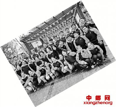 左手一个班，右手一个班 她连续11年担任两个班班主任