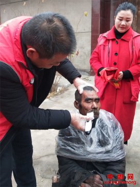 <b>山东郯城：马圣秋为“残疾人”理理发迎新年</b>