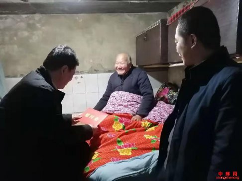 陕西省华州区副区长任武志一行看望慰问龙山村困难党员
