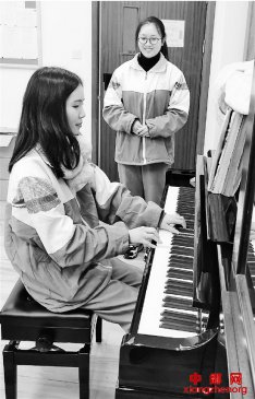 艺术校考进入倒计时 杭州姑娘火车上复习文化课