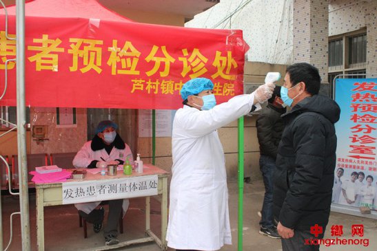 <b>安徽界首：为进院人员检测体温</b>