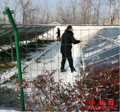 安徽龙亢镇淝河村：清理光伏电站积雪 保证光伏电站正常运行