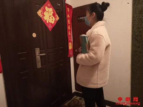 陕西华州区杏林镇：停课不停学  防疫干部送书忙