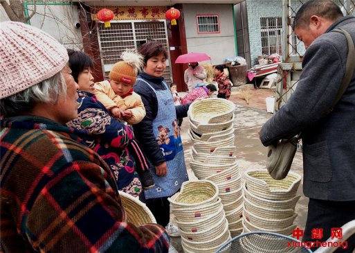 <b>山东郯城：妇女窝在家里做“窝”从“窝”里掏大钱</b>