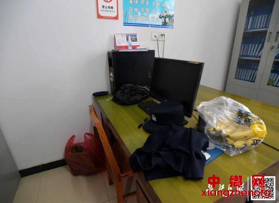  派出所办公室内，吴涌的位置上还放着没来得及拿回家的水果和蔬菜
