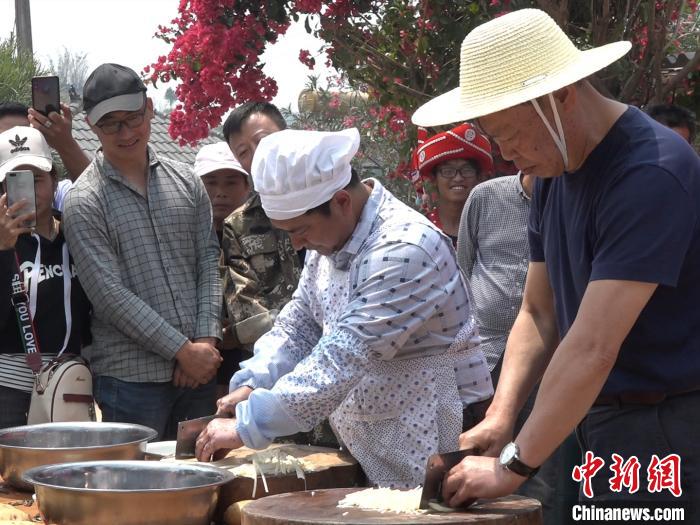 “农民院士”朱有勇田间直播卖土豆助力云南脱贫攻坚