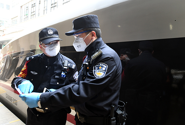 北京铁警抽调专门警力疏导滞汉返京人员有序出站