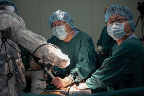 误差1毫米 中西部首例骨关节机器人手术在渝实施