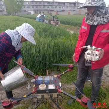 <b>安徽阜阳颍东区枣庄镇 无人机防助力小麦“一喷三防”</b>