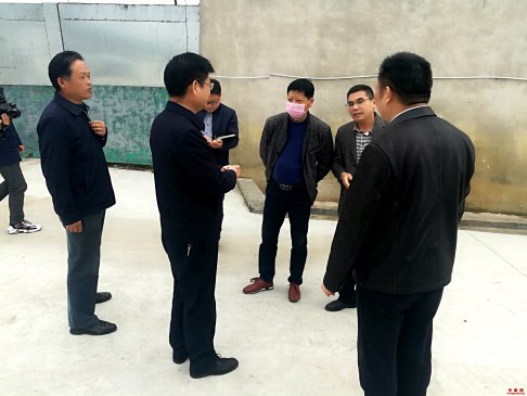 <b>安徽凤阳县委书记徐广友视察调研指导大庙镇扶贫项目建设</b>