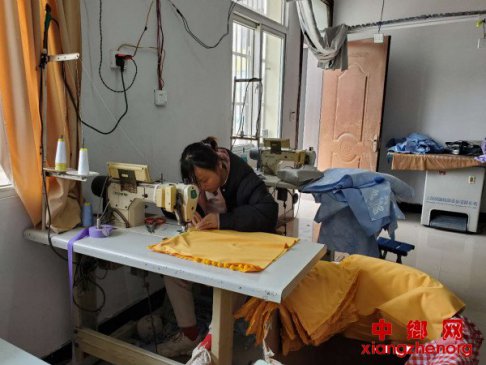 安徽蒙城：贫困留守妇女挣钱顾家两不误