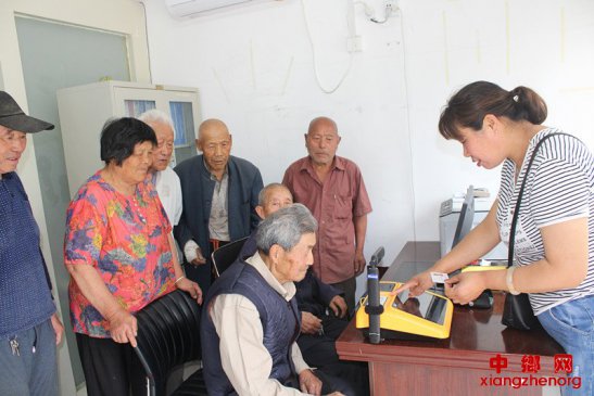  上门为老人“刷脸”认证