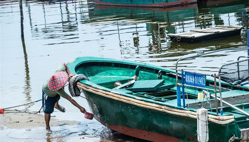 <b>海南休渔期 渔民忙整修</b>