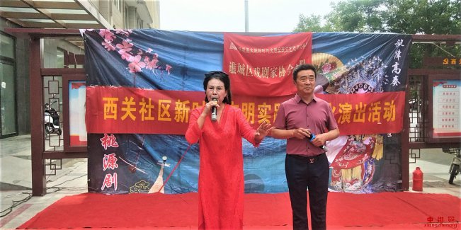 <b>安徽亳州谯城区薛阁街道：送戏进社区 居民笑开颜</b>