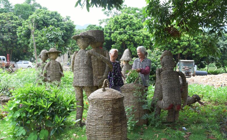 <b>石头寨里“雕”出美景图</b>