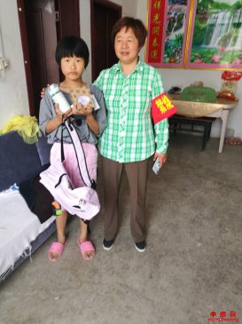 <b>安徽省怀远县兰桥乡联合村孤儿用上新书包</b>