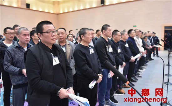 柴长安团伙受审现场。 图片来源于网络