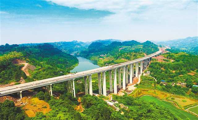 <b>合安高速重庆段控制性工程石壁沟大桥贯通</b>