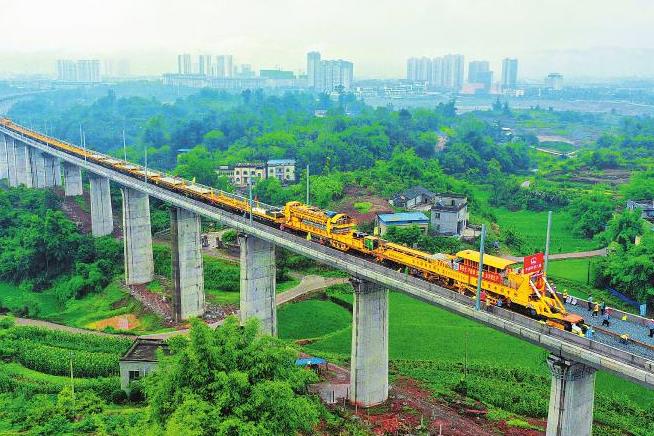 <b>川南城际铁路开始铺轨</b>