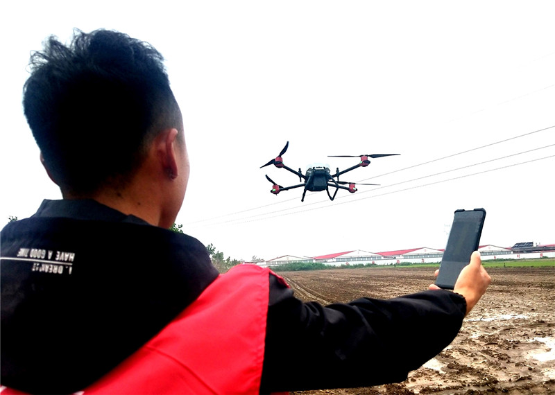 <b>山东郯城：农民创新无人机播撒水稻创高效</b>