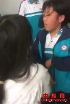湖南龙山一中学内女生遭同学围殴，警方介入调查