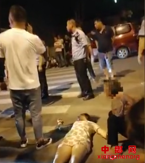 李女士被撞倒后，城管没有停车。视频截图