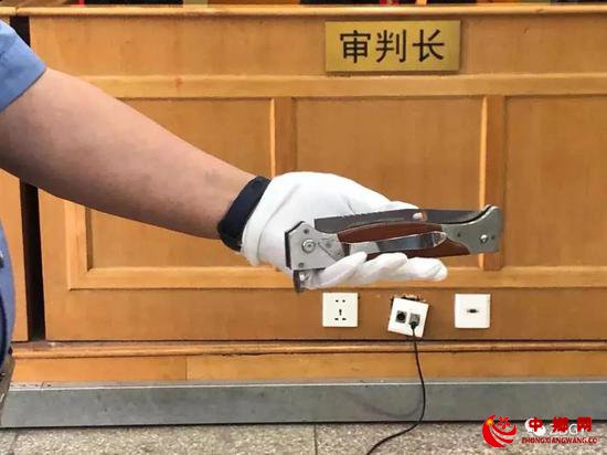  被告人使用同款凶器捅刺被害人（非作案凶器）