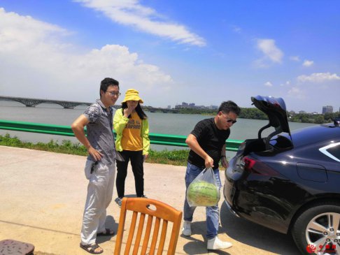 安徽省秋江街道：爱心西瓜送到防汛一线