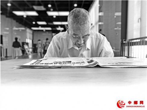 94岁老人每天拄拐杖去图书馆 听力不好和管理员写字交流