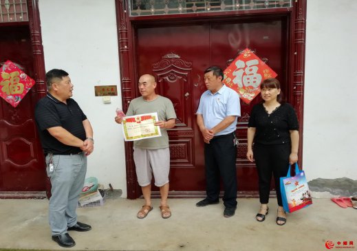 <b>安徽：一家门庭两个“官”　立功受奖喜报来</b>