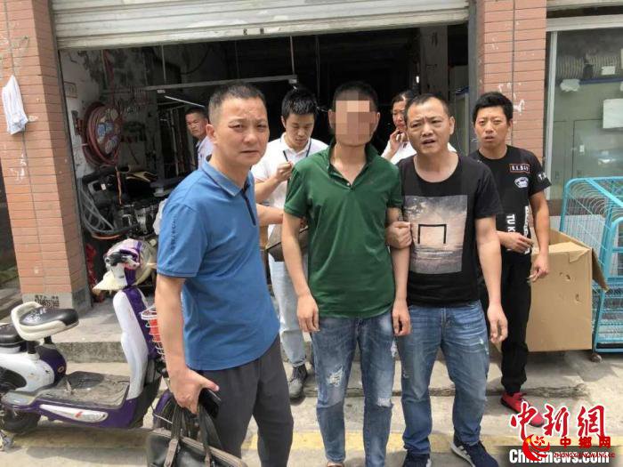 警方抓捕嫌疑人。余杭警方 供图