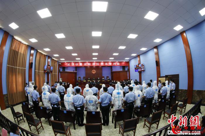 图为，庭审现场 胡金力 摄