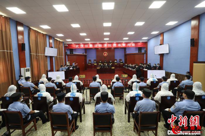 武汉法院审理一起16人涉黑案被指破坏国家重点项目工程