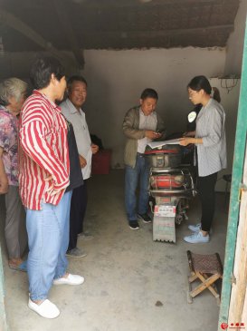 <b>安徽省怀远县兰桥乡组织乡村干部关注贫困户夏季生活</b>