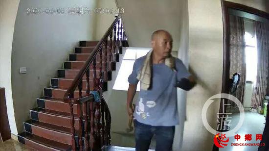  监控视频显示，8月8日清晨7点，嫌犯曾春亮手持铁锤和一把尖刀潜入事主家中，并造成2死1重伤血案。/家属提供