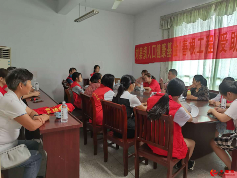 安徽省刘集镇计生协召开“善根工程”受助大学生志愿者座谈会