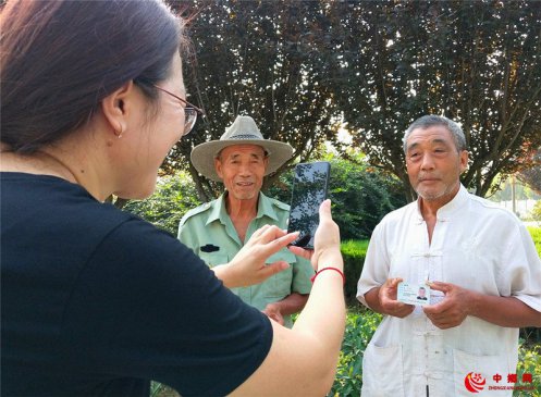 郯城：“娘家人”进社区拍照“检阅”老兵