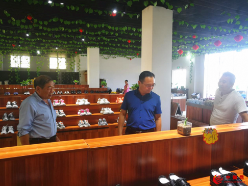 <b>陕西华州区杏林镇社区工厂：一双皮鞋走出致富路</b>