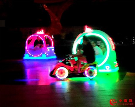 <b>山东郯城：“致富游乐车”开到广场来</b>