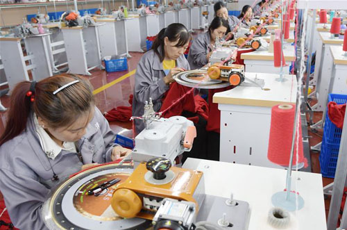 <b>甘肃永靖：扶贫车间助力村民就业增收</b>