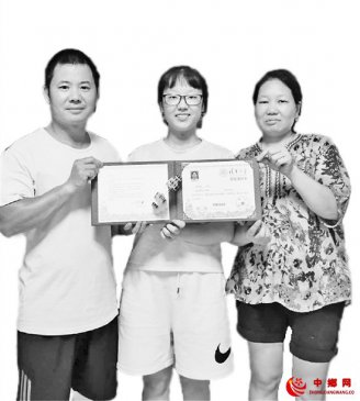 女儿考上清华快递小哥哽咽 女儿心中爸爸最帅