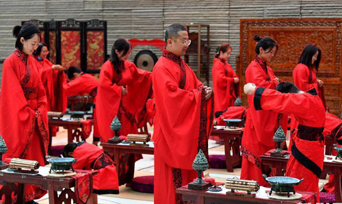 <b>西安：学童“开笔破蒙” 体验传统文化</b>