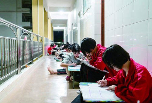 <b>“燃灯”校长张桂梅：把“教育改变女孩人生”坚守到底</b>