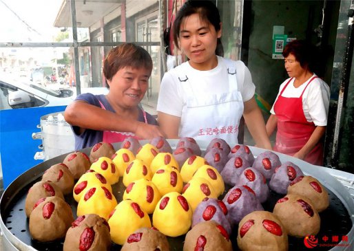 <b>郯城：女青年创新造型多彩花样馒头走俏</b>