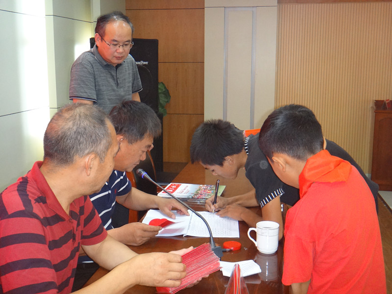 <b>96名贫困生喜领救助金</b>